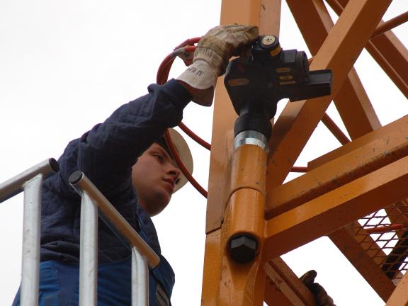 Serraggio bulloni delle gru a torre