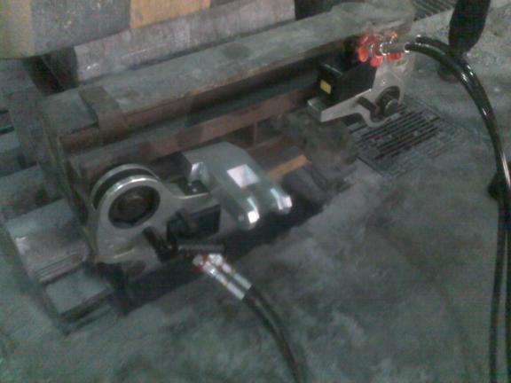 Allentamento bulloni celle elettrolittiche