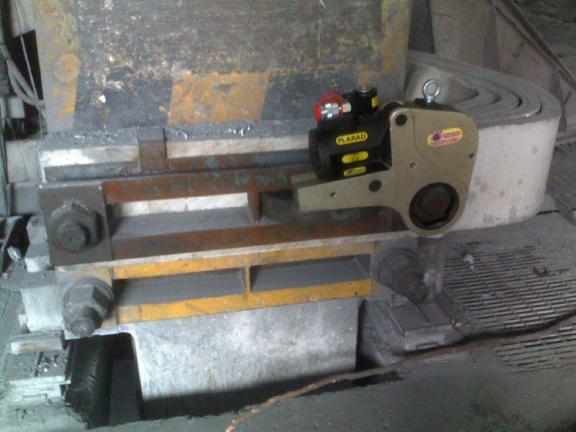 Allentamento bulloni celle elettrolittiche