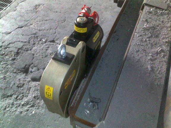 Allentamento bulloni celle elettrolittiche