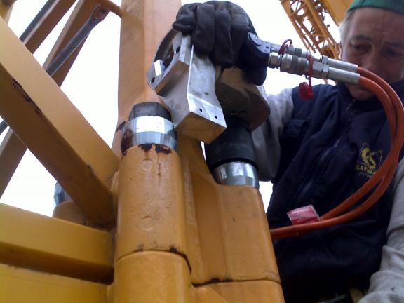 Serraggio bulloni delle gru a torre