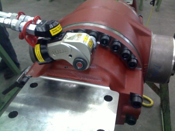 Serraggio dei bulloni mozzi di trasmissione