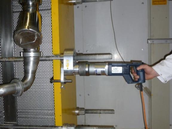 Serraggio delle piastre su barre filettate